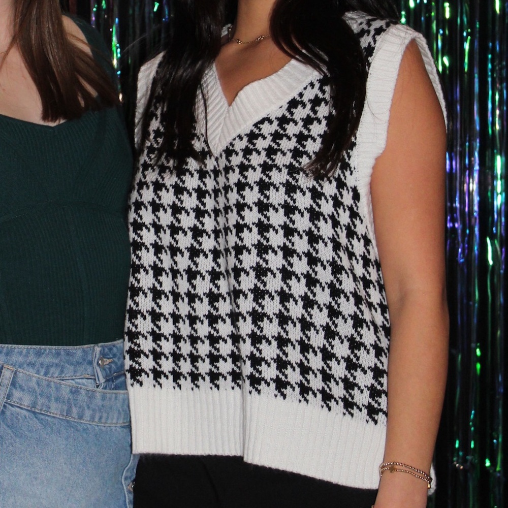 Houndstooth Sleeveless Sweater Vest - Black and White